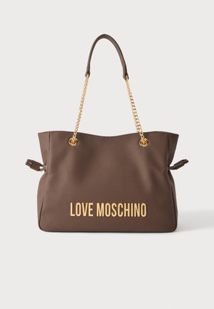Sac à main en cuir marron avec des anses en chaîne dorée et un logo "LOVE MOSCHINO" en lettres dorées sur le devant.