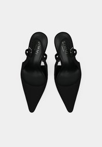 Μαύρα μυτερά mules με ανοιχτή φτέρνα, μαλακό σατέν υλικό, λεπτές λουριά και διακοσμητική αγκράφα. Απλός και μινιμαλιστικός σχεδιασμός.