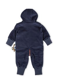 Dunkelblaues Fleece-Babystrampler mit Kapuze, gerippten Bündchen und einem sichtbaren orangefarbenen Reißverschluss. Auf der Seite befindet sich ein kleines Dinosaurier-Design.