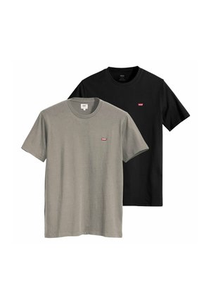 Zwei Levi's T-Shirts mit Rundhalsausschnitt, eines grau vorne und eines schwarz dahinter, jeweils mit einem kleinen roten Logo auf der linken Brust.