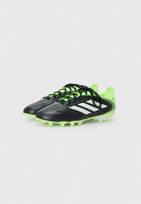 Svarta och neongröna fotbollsskor med en elegant design, utrustade med vita ränder, en texturerad yta och formade dobbar för bättre fäste.
