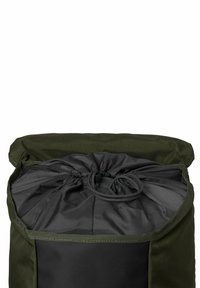 Sac à dos en tissu vert avec une base noire, doté d'une ouverture ronde et d'un haut froncé pour la fermeture, présentant une texture lisse.