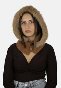 Collo a scialle lavorato a maglia marrone con cappuccio in pelliccia sintetica. Presenta due bottoni in legno. Texture morbida, design caldo e una silhouette triangolare.