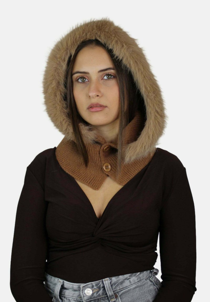 Collo a scialle lavorato a maglia marrone con cappuccio in pelliccia sintetica. Presenta due bottoni in legno. Texture morbida, design caldo e una silhouette triangolare.