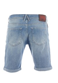 Shorts de denim en azul claro con un corte relajado. Presentan dobladillos enrollados, canesú trasero y dos bolsillos traseros. Marca LTB en parche de cuero.