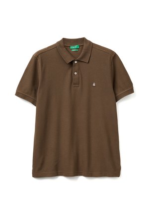 Hnědý polo triko s krátkým rukávem vyrobené z texturované látky, s límečkem, třemi knoflíky na zapínání a malým logem na hrudi.