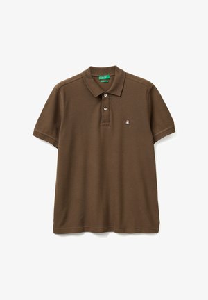 Polo de manga corta marrón hecho de tejido texturizado, con cuello tipo polo, tapeta de tres botones y pequeño logotipo en el pecho.