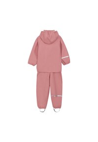 Rosa regnjacka med huva, elastiska ärmslut och reflexer på ärmar och byxor. Tillverkad av vattentåligt material med en slät textur.
