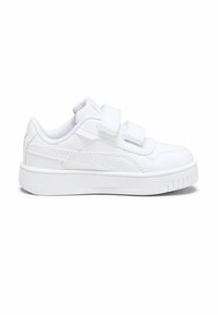Weißer Low-Top-Sneaker mit doppelten Velcro-Riemen, strukturierten Details und gepolsterter Ferse, seitlich auf einem weißen Hintergrund präsentiert.