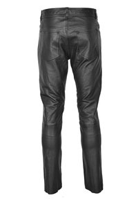 Zwarte leren broek met een slim fit ontwerp, zichtbare stikdetails, twee achterzakken en een gladde textuur.