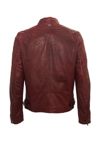 Rote Lederjacke mit glatter Textur, tailliertem Schnitt und mit Reißverschlüssen versehenen Taschen. Sie hat einen Stehkragen und verstellbare seitliche Riemen.