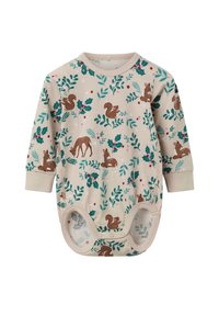Pitkähihaisessa vauvan bodysuitissa vaaleassa beigessä on kaikkialla oleva printti oravista, hirvistä ja lehdistä vihreänä ja punaisena. Napitus alaosassa.