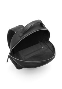 Černý kožený batoh s kulatým tvarem, zipovým uzávěrem a prostorným interiérem, který obsahuje plochou kapsu a hladký povrch.