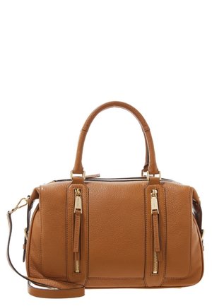 Brązowa skórzana torebka z dwoma górnymi uchwytami, dwoma pionowymi przednimi kieszeniami na zamek oraz odpinanym paskiem na ramię.