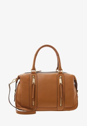 Brązowa skórzana torebka z dwoma górnymi uchwytami, dwoma pionowymi przednimi kieszeniami na zamek oraz odpinanym paskiem na ramię.