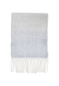 Meka tkanina šal s gradijentom od svijetlosive do blijedosmeđe, s bijelim uvijenim resicama na krajevima.