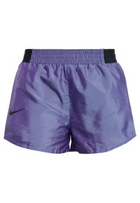 Fialové, lehké, syntetické sportovní šortky s elastickým černým páskem v pase a černým logem Nike na levé straně. Hladká textura.