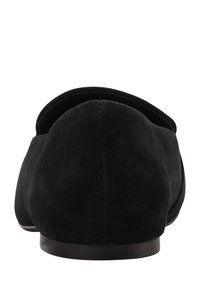 Balerini din suede negru cu vârf rotund, textură netedă și embellishments minime. Partea din spate este ușor curbată, cu un design low-profile.