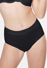 Hochtaillierte schwarze Unterwäsche aus weichem Stoff, mit einem glatten Bund und dekorativer Picot-Bordüre entlang der Beinausschnitte.