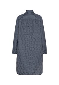 Chaqueta acolchada gris con un alto cuello, mangas largas y un patrón texturizado de líneas onduladas entrelazadas. Acabado suave.