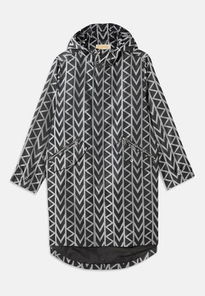 Impermeabile con un motivo geometrico in bianco e nero, dotato di cappuccio, tasche con zip e un design lungo e dritto con un orlo posteriore più lungo.
