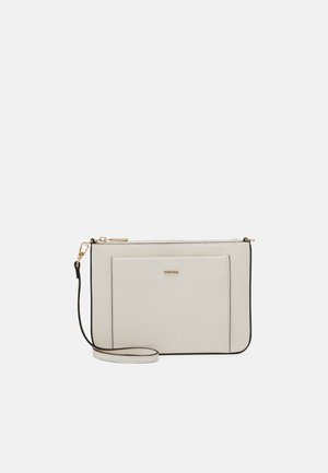 Crèmekleurige crossbodytas gemaakt van saffiano-textuur. Voorzien van een voorvak, gouden beslag en een afneembare band, afgewerkt met zwarte accenten.