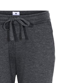 Grå fleece joggebukser med snor i taljen, blød tekstur og afslappet pasform, velegnet til hverdag eller afslapning.