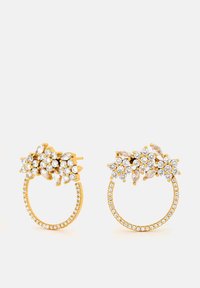 Guldörhängen med en blommig design prydda med klara och diamantliknande stenar, med en strukturerad yta och en klusteraccent på toppen.