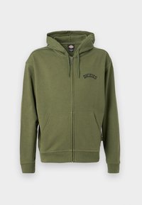 Πράσινο φούτερ με φερμουάρ, μπροστινές τσέπες, κουκούλα με κορδόνια και λογότυπο "Dickies" στο αριστερό στήθος πάνω σε απλό φόντο.