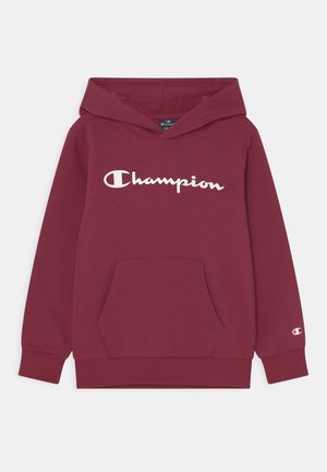 Sweat à capuche bordeaux avec poche kangourou à l'avant et logo "Champion" blanc sur la poitrine, ainsi qu'un plus petit logo sur le poignet de la manche gauche.