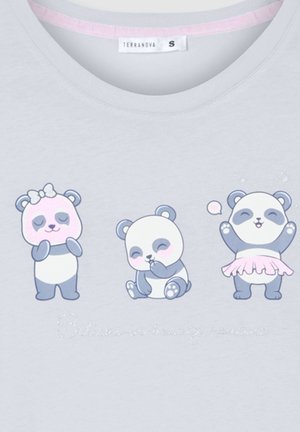 Maglietta grigia chiaro con tre illustrazioni di panda: uno con un fiocco, uno seduto e uno con un tutù. Il testo dice "Credi nelle routine di bellezza."
