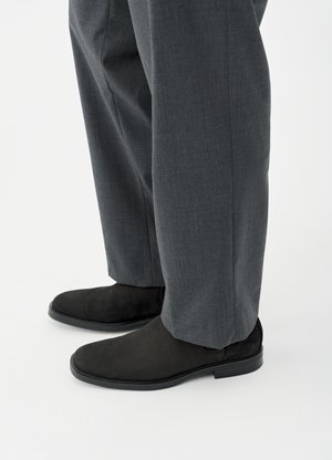 ANDREW - Klasikiniai aulinukai - black