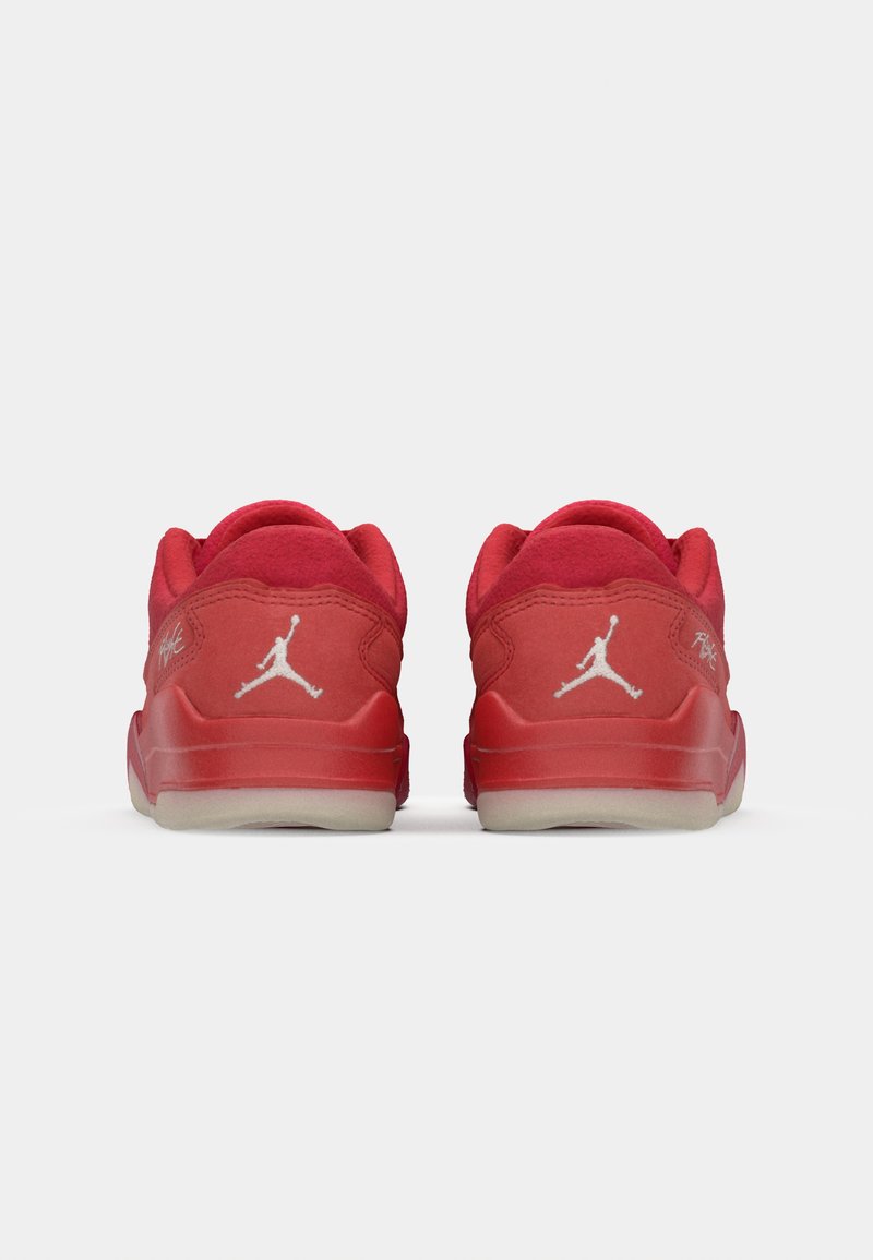 Zapatillas de ante rojo con un acabado suave, que presentan logotipos Jumpman blancos en los talones y una suela gris translúcida. Acentos de diseño mínimos.
