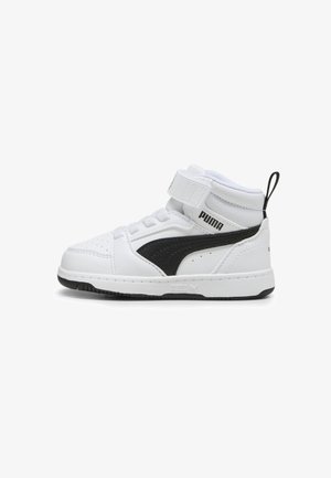 Weiße High-Top-Sneaker mit schwarzen Akzenten, mit einem Klettverschluss, Obermaterial aus strukturiertem Leder und Gummisohle. PUMA-Branding an der Seite sichtbar.