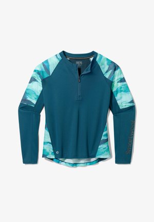 Teal langærmet top med halvlange lynlås, med blågrønne akvarel-accents på skuldrene. Blødt stof med en let glans og en afrundet kant.