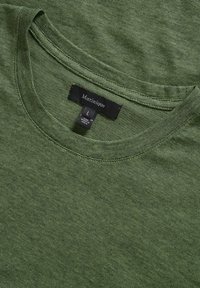 Tricou verde cu mânecă scurtă, realizat dintr-un material texturat, având un guler rotund și un etichetă a brandului vizibilă aproape de guler.