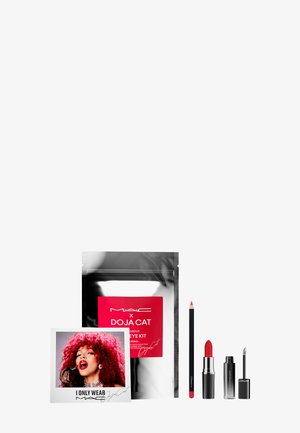 Kit de labios y ojos MAC x Doja Cat con perfilador de labios rojo, pintalabios rojo, brillo de labios transparente y embalaje con foto de Doja Cat.