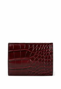 Portfel wytłaczany wzorem krokodyla, wykonany z głębokiej burgundowej skóry. Charakteryzuje się gładką fakturą, prostokątnym kształtem i zaokrąglonymi krawędziami. Brak widocznych elementów metalowych.