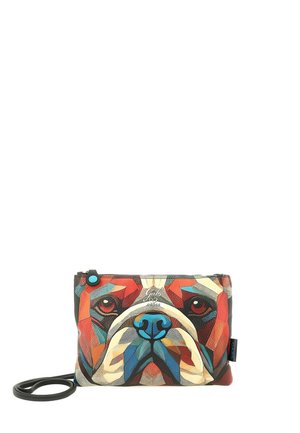 Piccola borsa a tracolla rettangolare con design colorato geometrico con volto di bulldog e tracolla nera arrotolata accanto.