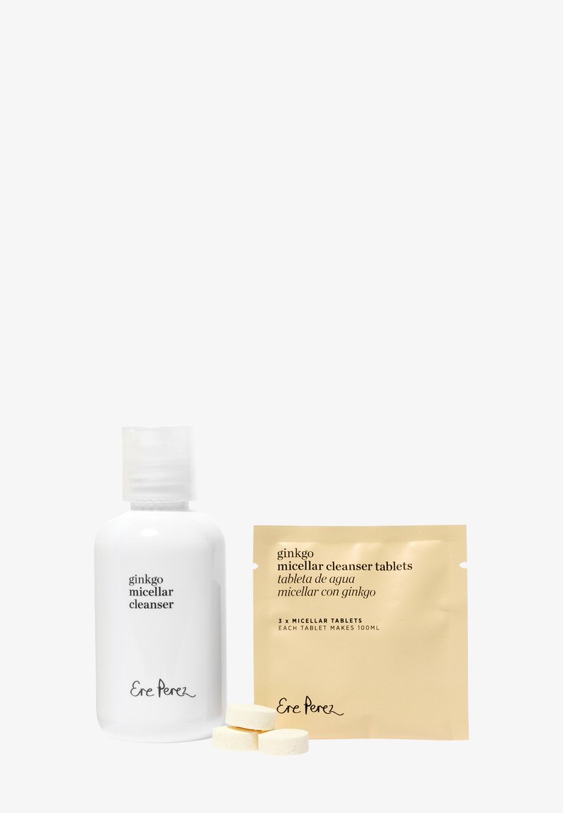 Bouteille blanche de nettoyant micellaire au ginkgo, sachet beige de comprimés nettoyants micellaires, et trois comprimés ronds sur fond blanc.