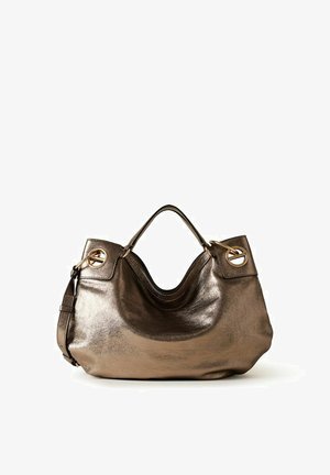 Sac à main en cuir bronze brillant avec poignées courtes, grands œillets dorés sur les côtés et bandoulière amovible sur fond blanc.