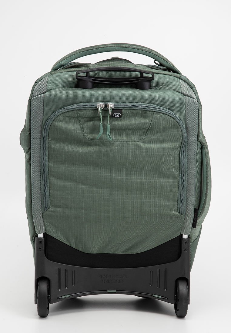 Grüner Koffer mit Textilaußenfläche, zwei Reißverschlüssen, Tragegriff und einem stabilen schwarzen Boden mit Rollen für Mobilität.