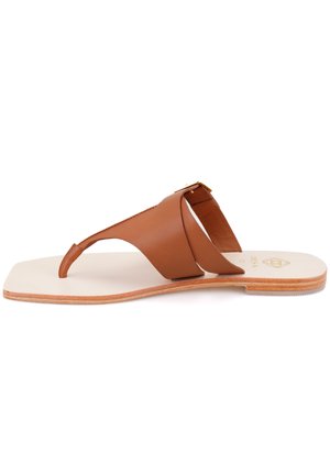 Braune Leder-Flip-Flops mit gekreuzten Riemen, flacher Sohle und einer Schnalle in Goldfarbe. Strukturiertes Fußbett und glatte Sohlenkanten.