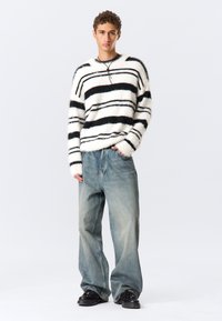 Weekday STRIPED RELAXED - Strikkegenser - light grey/black stripe