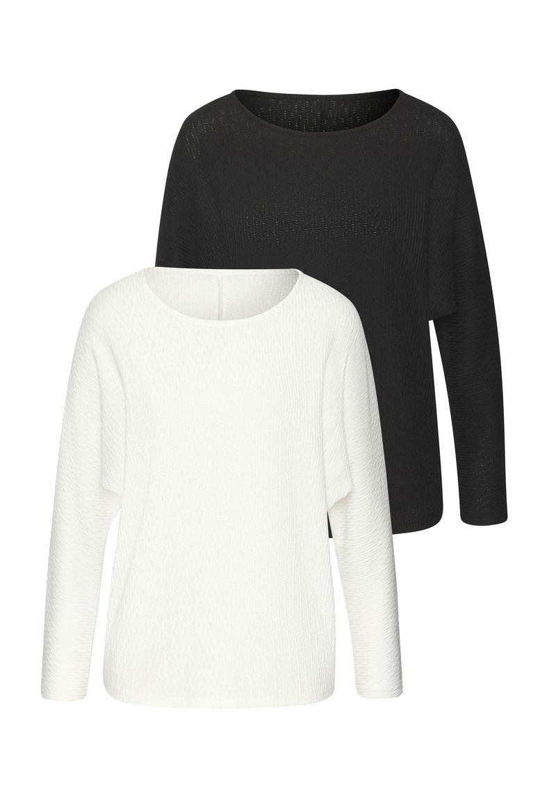 Zwei langärmlige, strukturierte Strickoberteile, eines vorne weiß und eines hinten schwarz, beide mit Rundhalsausschnitten.