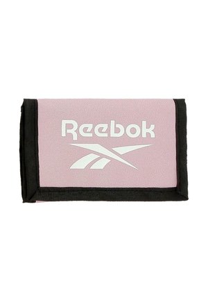 Cartera de tela rosa con ribete negro, con el logo y la marca Reebok en blanco en el frente.
