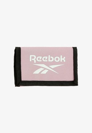 Cartera de tela rosa con ribete negro, con el logo y la marca Reebok en blanco en el frente.