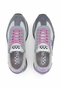 Baskets de sport grises avec un dessus en mesh et en daim, dotées de lacets et d'accents violets, de semelles noires et d'une étiquette en langue à damier.