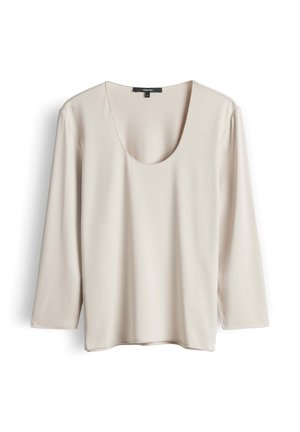 Blusa a maniche lunghe color crema con scollatura ampia e profonda a U, in tessuto liscio e fluente, appesa su sfondo bianco.
