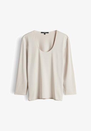 Roomkleurige blouse met lange mouwen, een brede, diepe ronde halslijn en een gladde, vloeiende stof die hangt tegen een witte achtergrond.